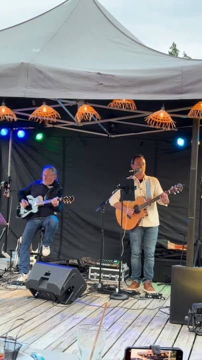 Au Camping Manoir de Ker An Poul ce soir le duo Popandfolk.  Un joli folk bluesi ! Il ne fait pas très chaud mais ça joue au top 👌.